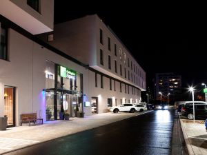 Body to body massage trier