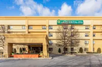 La Quinta Inn & Suites by Wyndham Chicago Tinley Park Hotels in Matteson