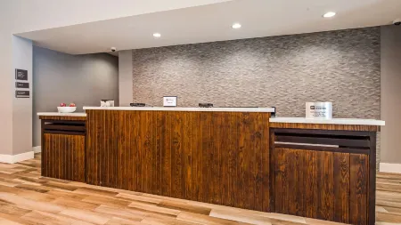 Best Western Plus Executive Residency Ascension Hotel Отели рядом с достопримечательностью «Хаумас Хаус энд Гарденс»