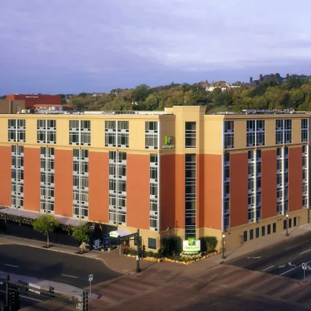 Holiday Inn ST. PAUL DOWNTOWN by IHG Отели рядом с достопримечательностью «Музей науки штата Миннесота»