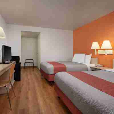 Buena Park, CA - Knotts Berry Farm - Disneyland Rooms