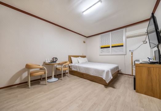 강변모텔 객실 내부