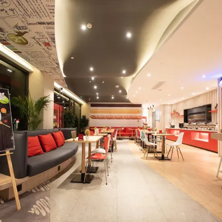 Ibis Hotel (Lanzhou West Railway Station Qilihe Yellow River Bridge)