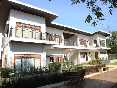 The Funny Lion - Coron