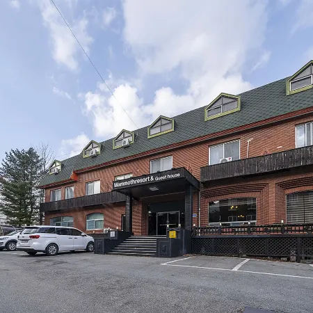 Seorak Hot Spring Mammoth Resotel Отели рядом с достопримечательностью «Храм Синхынса»