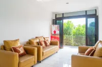 RedDoorz Syariah Near Grand Galaxy Park Hotels in Bekasi City