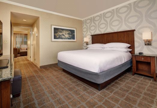 6. 엠버시 스위트 ..