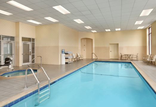 엠버시 스위트 객실