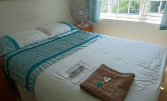 Room in Guest Room - Double with Shared Bathroom Sleeps 1-2 Located 5 Minutes from Heathrow Dsbyr