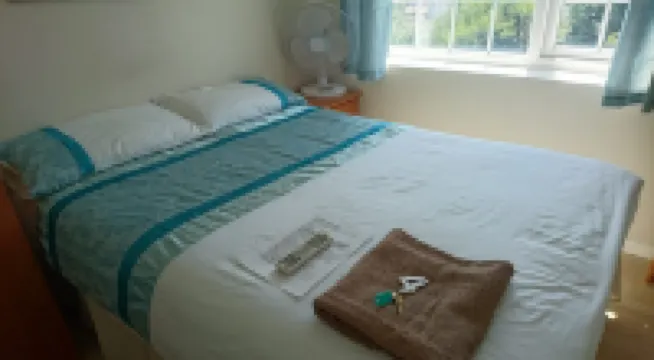 Double with Shared Bathroom Sleeps 1-2 Located 5 Minutes from Heathrow (Dsbyr)