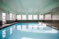 Ramada by Wyndham Surrey/Langley - Pools