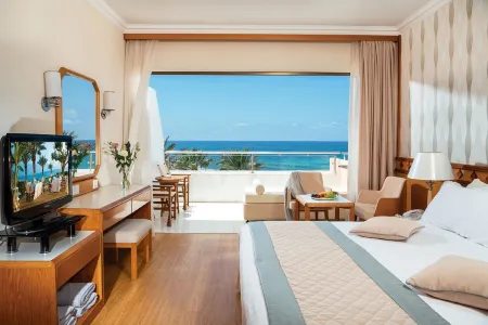 Constantinou Bros Pioneer Beach Hotel Отели в г. Героскипу