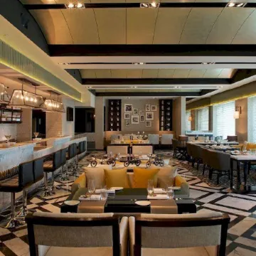InterContinental Hotels MARINE DRIVE-MUMBAI by IHG Отели рядом с достопримечательностью «Mani Bhavan Gandhi Museum»