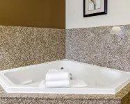 Comfort Inn & Suites Lawrence - University Area - Bathtub