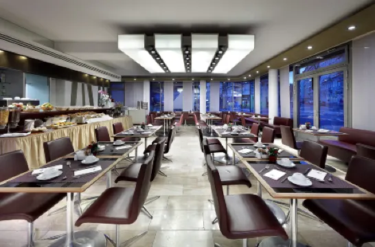 Eurostars Embassy Отели рядом с достопримечательностью «Парк Модена»