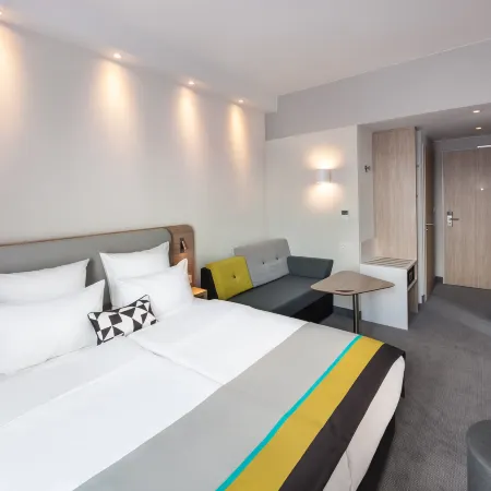 Holiday Inn Express Düsseldorf - Hauptbahnhof Отели рядом с достопримечательностью «Монумент в честь 700-летия основания города Дюссельдорфа»