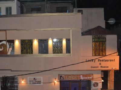 施設外観 ラッキー レストラン＆ゲストハウスの写真