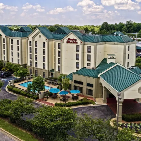 Hampton Inn & Suites Memphis-Galleria Отели рядом с достопримечательностью «Галерея Вулфчейс»