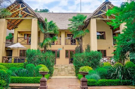 The Garden Venue Hotel Отели в г. Рудепурт