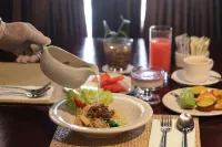Hotel Merdeka Kediri فنادق في Kota
