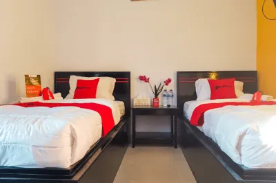 RedDoorz Near Rsud Kota Luwuk Hotels near Bekel Java Java Motor