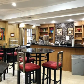 The Eldon Luxury Suites Отели рядом с достопримечательностью «Ньюзеум»
