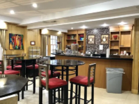 埃爾登豪華套房飯店