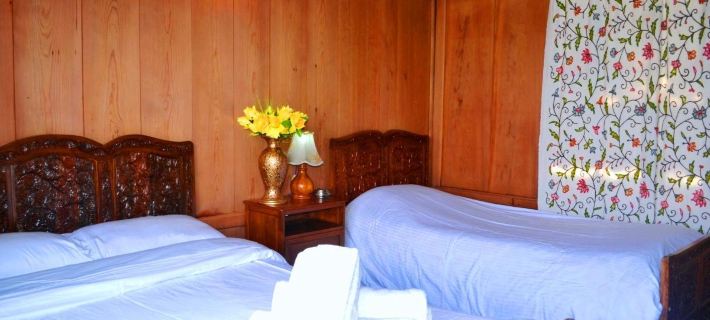 Canada Houseboats Hotels in Srinagar