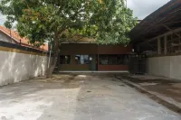 RedDoorz near Cikampek Mall Karawang Hotel di Klari