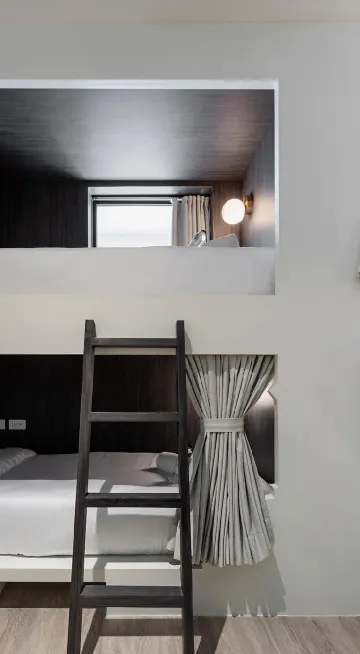 เตียงในหอพักรวมชายหญิง 8 เตียง