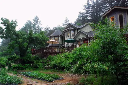 Pyeongchang Permata Pension Отели рядом с достопримечательностью «Korea Botanic Garden»