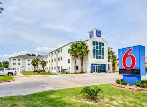 Motel 6 Biloxi, MS - Beach