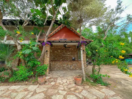 Summer Resort Отели в г. Кеп