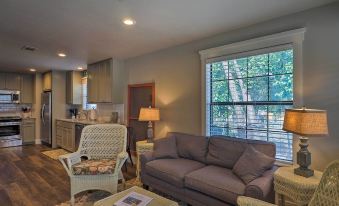 Cozy Home Blocks to Georgetown Square and SU!
