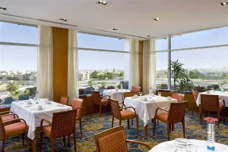 Four Points by Sheraton Kuwait Отели рядом с достопримечательностью «Al Hamra Tower»