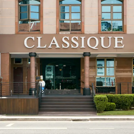 Classique Hotel Отели рядом с достопримечательностью «Торговый центр Mustafa»