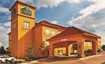 La Quinta Inn & Suites by Wyndham Shawnee