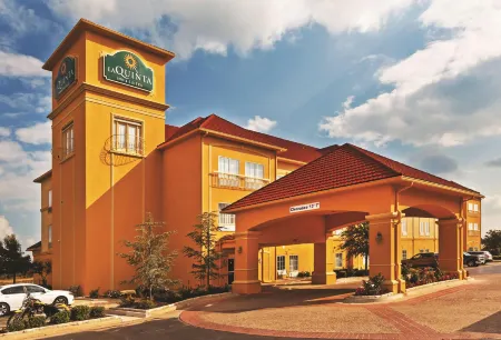 La Quinta Inn & Suites by Wyndham Shawnee Отели в г. Шони