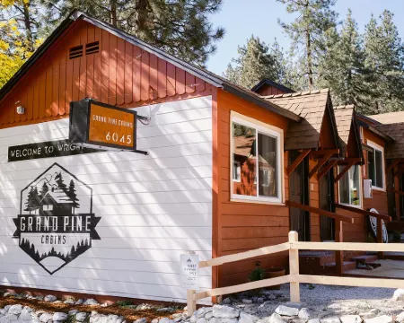 Grand Pine Cabins Hotels in Wrightwood