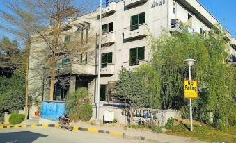 "a street view of a building with a yellow sign that says "" ke fahro "" in front" at Parkway Apartments