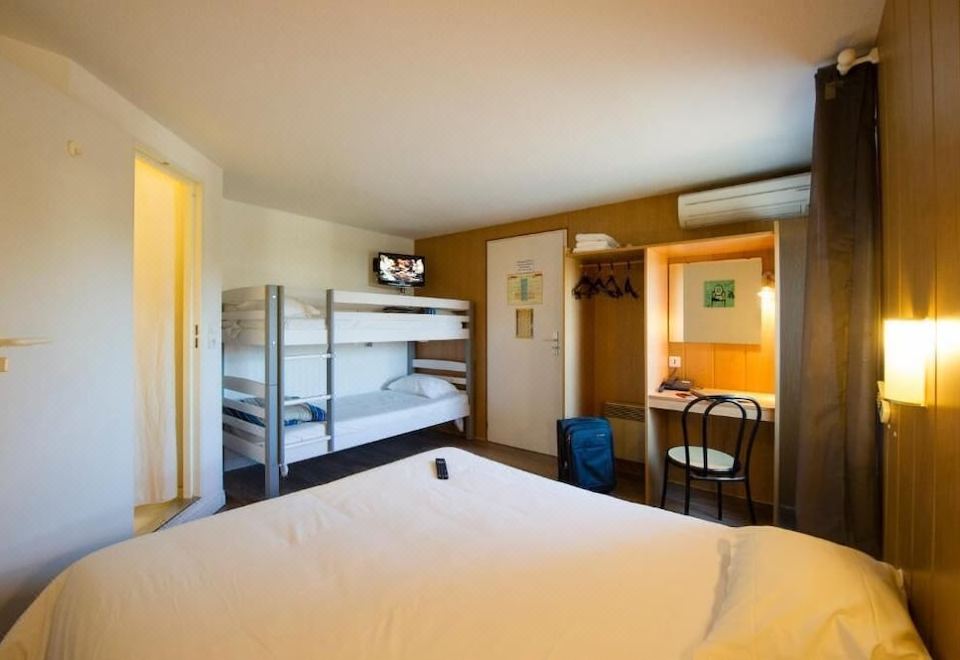 Brit Hotel Essentiel Pau Lescar - Housity