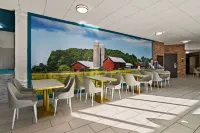 Clarion Pointe Bloomington-Normal Near I-55 and University