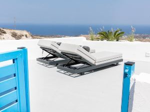 Christos Suite with Outdoor Hot Tub and Sea View