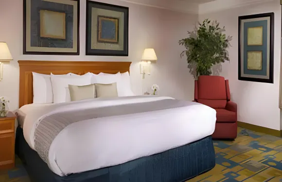 沃斯堡市景拉昆塔温德姆套房酒店