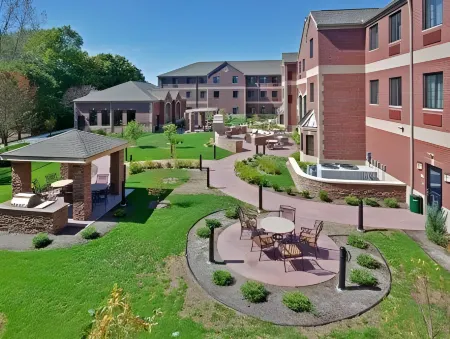 Staybridge Suites Indianapolis-Carmel Отели рядом с достопримечательностью «Кармель Клей Ветеранс Мемориал Фридом Серкл»