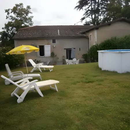 Chambres d'Hôtes Domaine du Bouchon Отели в г. Ган