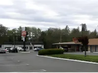 Lark Motel Willits - parking