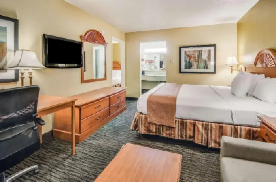 Quality Inn & Suites Hotels near Highland Park Village