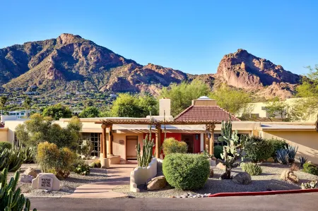 JW Marriott Scottsdale Camelback Inn Resort & Spa Отели рядом с достопримечательностью «On The Edge Gallery»