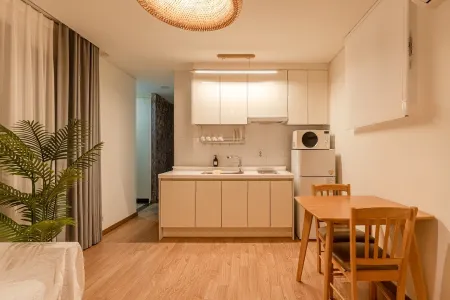 Jeju Banhakeurapensyeon Отели рядом с достопримечательностью «Jeju Jeolmul Natural Recreation Forest»